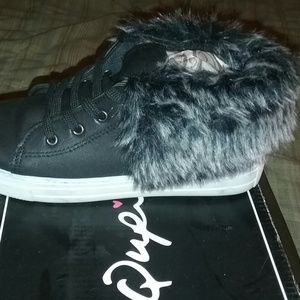 Sneaker with the fur